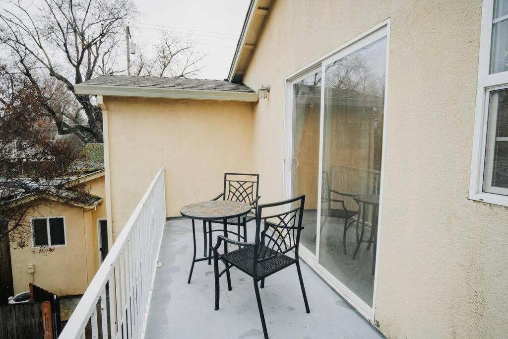 Gorgeous Upstairs Studio With Patio And Laundry Chico Exterior photo