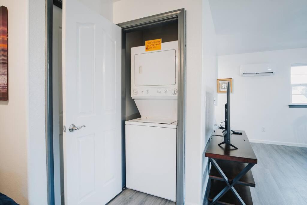 Gorgeous Upstairs Studio With Patio And Laundry Chico Exterior photo