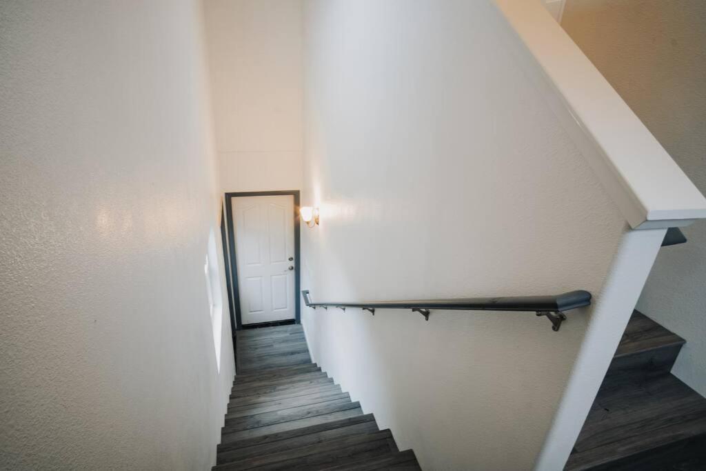 Gorgeous Upstairs Studio With Patio And Laundry Chico Exterior photo