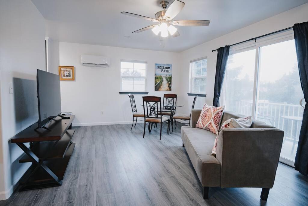 Gorgeous Upstairs Studio With Patio And Laundry Chico Exterior photo